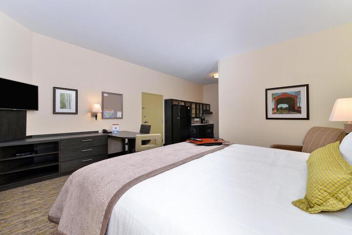 Studio Queen Size Bed (10 of 14)