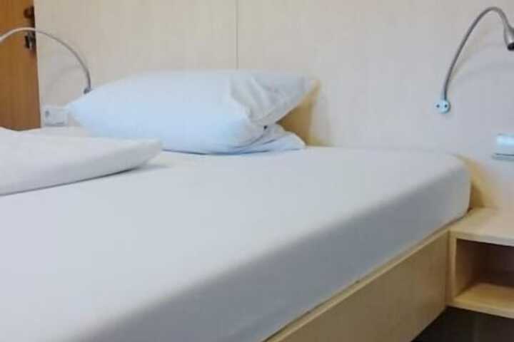 Room 10 of 76