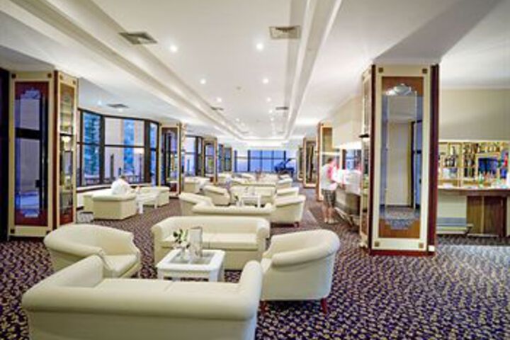 Lounge 17 of 33