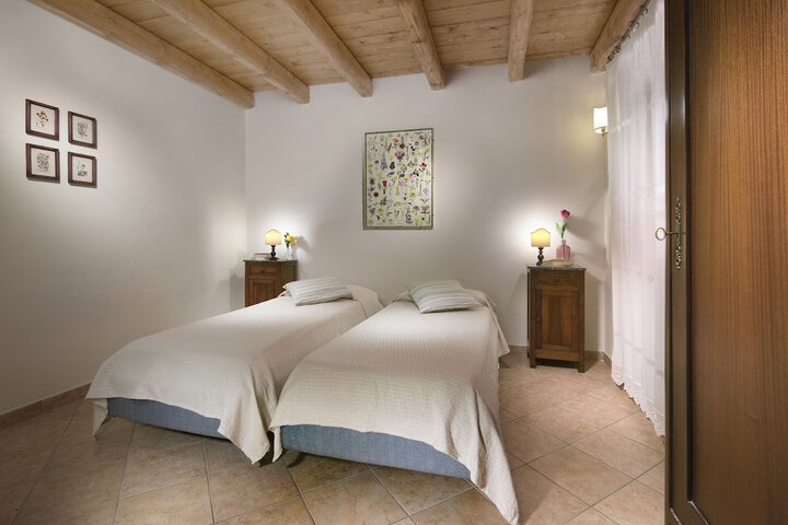 Room 40 of 99