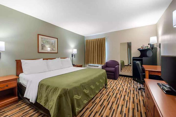 1 King Bed (5 of 11)