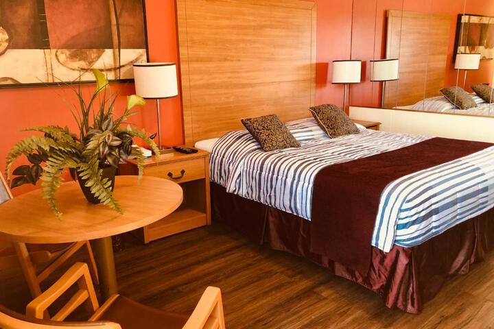 1 Queen Bed (5 of 9)