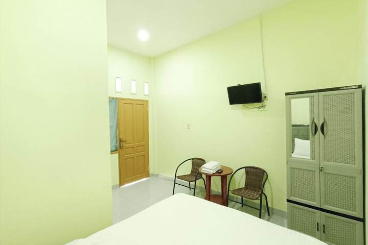Room 8 of 12