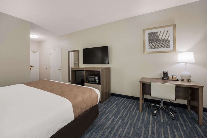 1 King Bed (3 of 13)