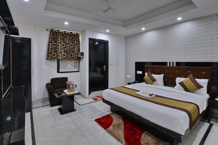 Room 4 of 102