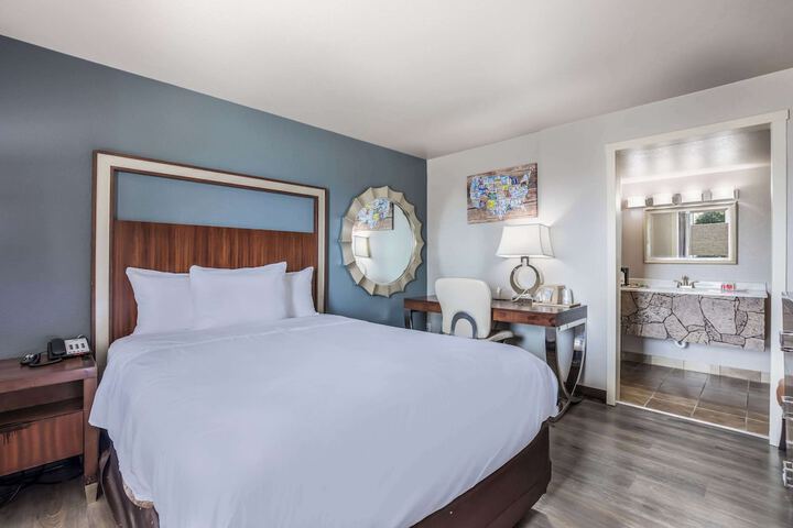1 Queen Bed (2 of 29)