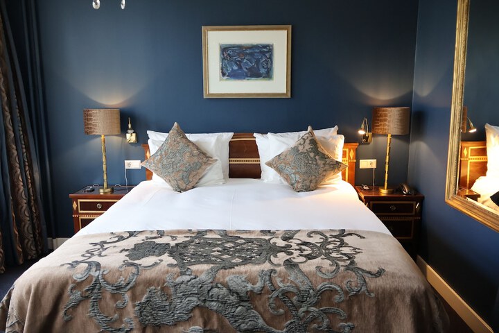 Room 52 of 102