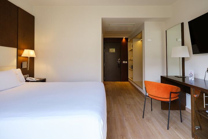 Room 12 of 99