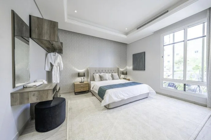Room 4 of 12