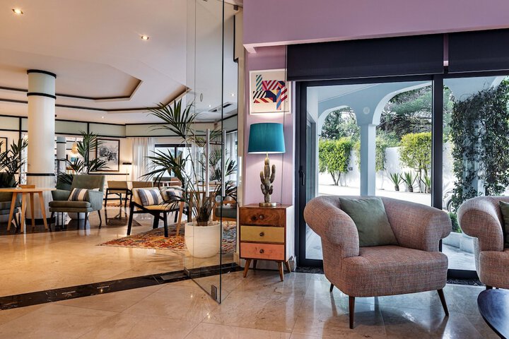 Lounge 55 of 80