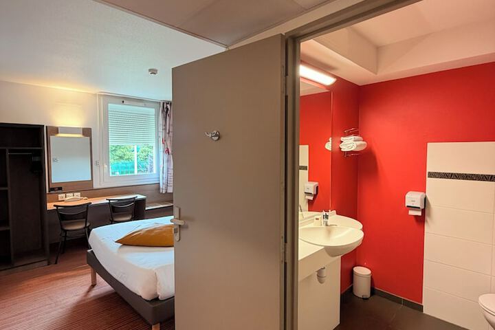 Room 11 of 38