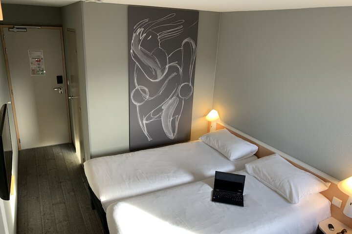 Room 27 of 64
