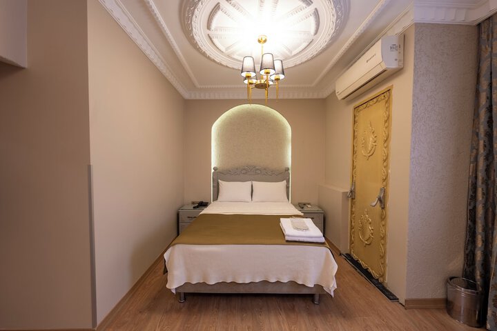 Room 11 of 77