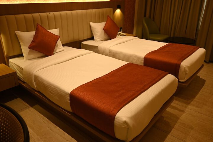 Room 5 of 8