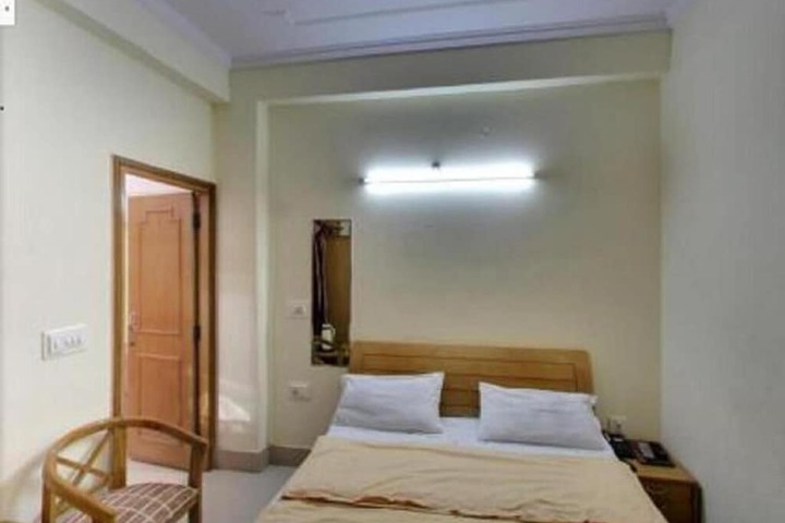 Room 14 of 32