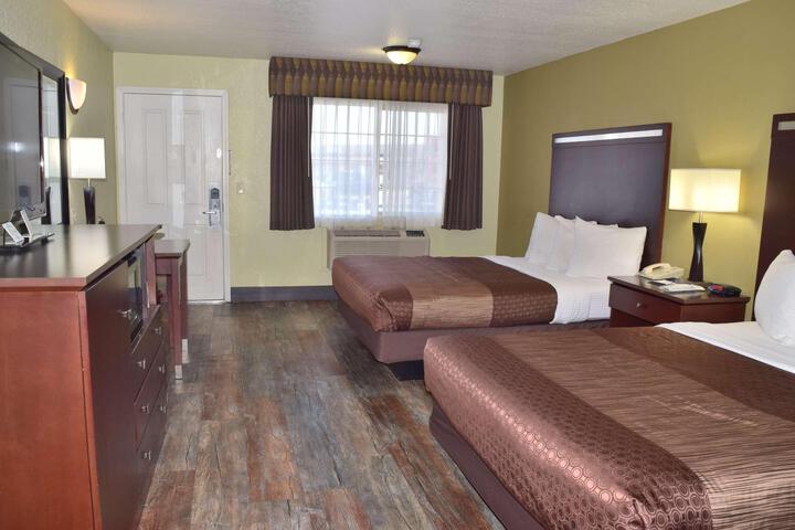 2 Queen Beds (2 of 3)