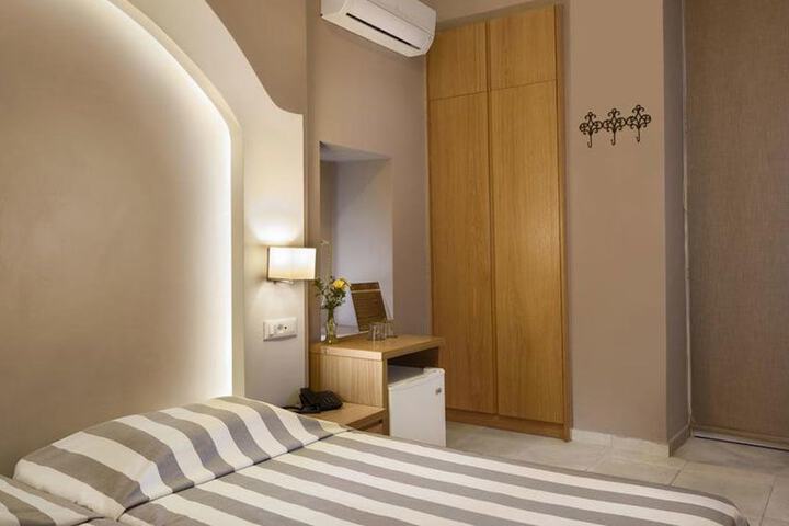 Room 4 of 16