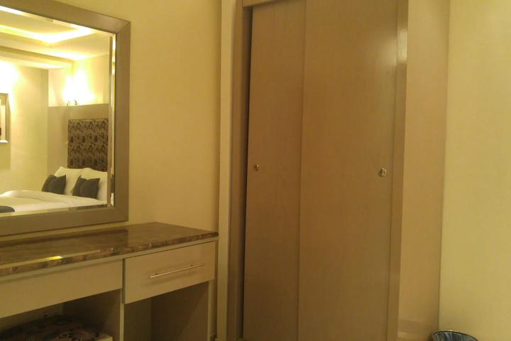 Room 4 of 10