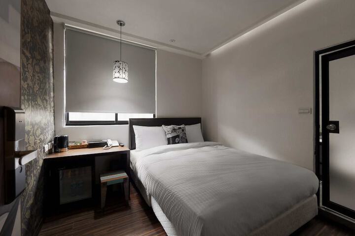 Room 9 of 28
