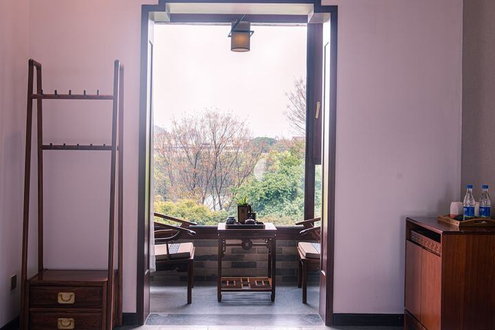 Room 33 of 82