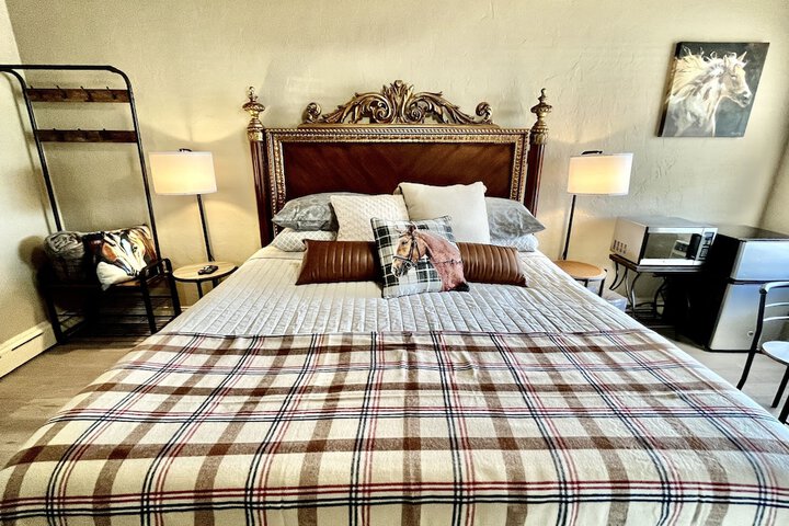 1 King Bed (1 of 7)