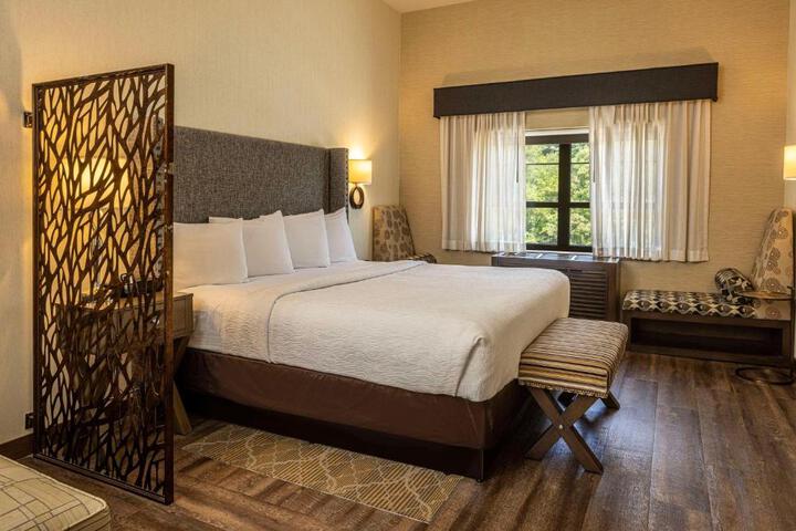 1 King Accessible Comm Assist Bathtub Microwave, Refrigerator WiFi Full Breakfast (16 of 18)