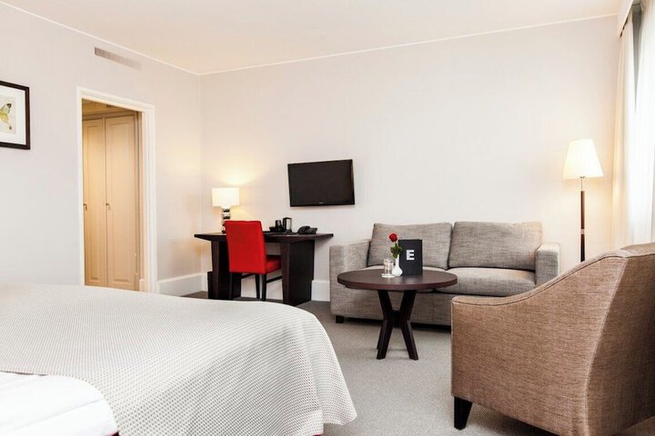 Room 32 of 70