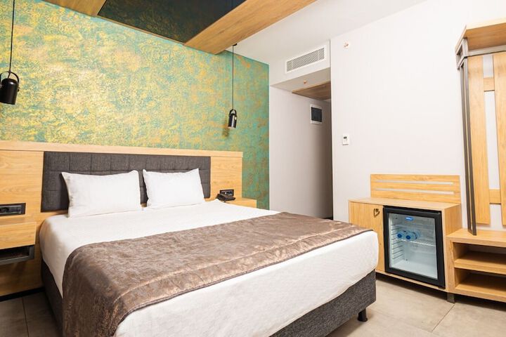 Room 7 of 93