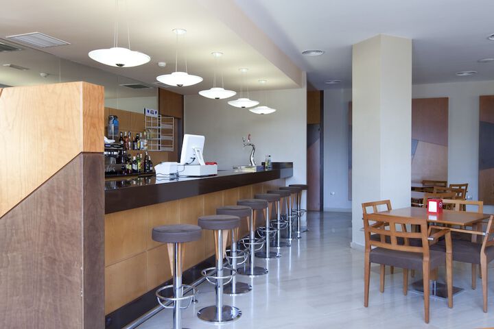 Lounge 54 of 67