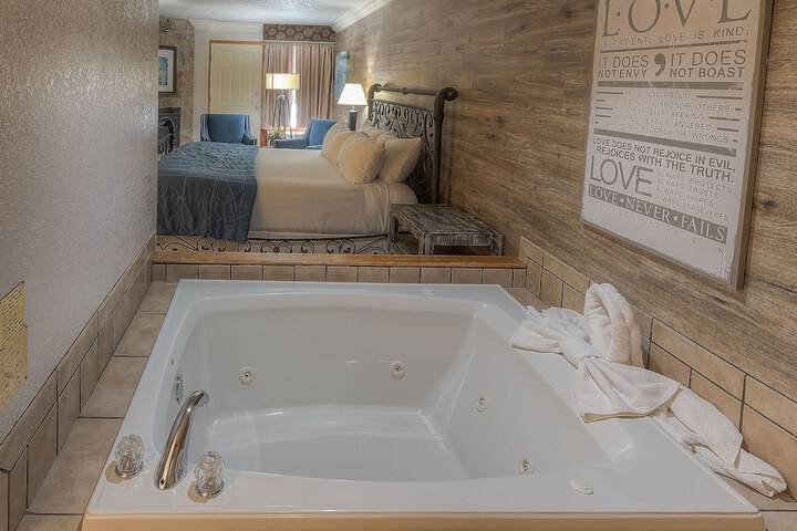 Hot Tub 22 of 47
