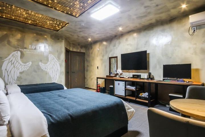 Room 9 of 42