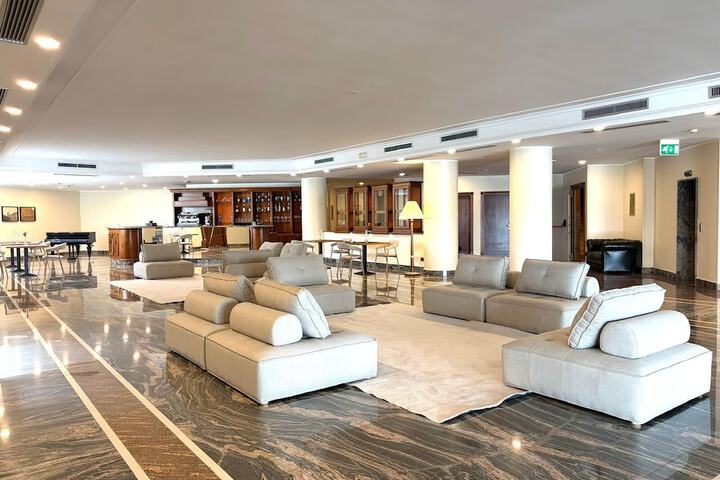 Lounge 9 of 11