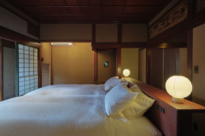 Room 6 of 32