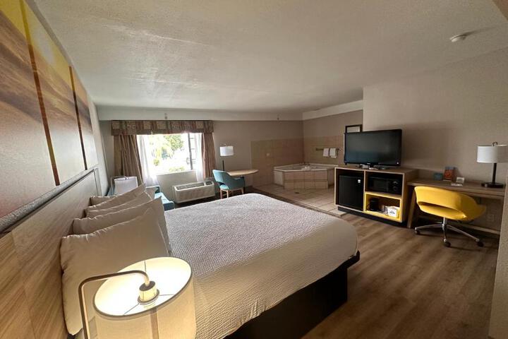 1 King Bed (3 of 20)