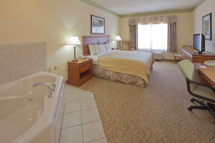 1 King Bed (2 of 18)