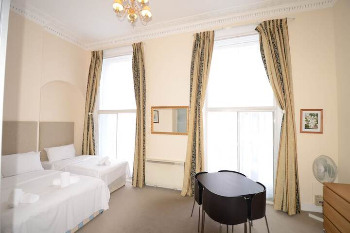 Room 102 of 371