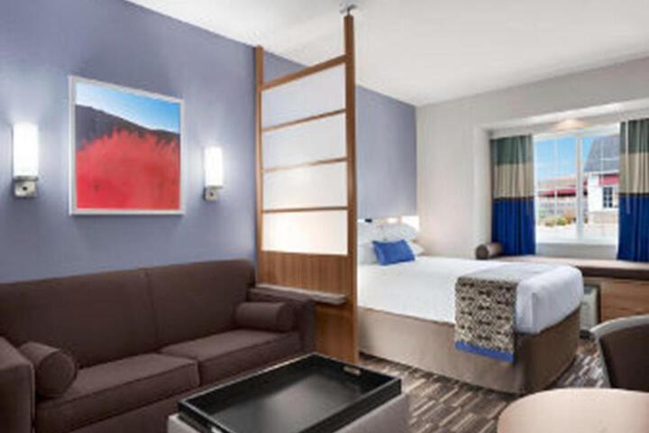 2 Queen Beds (17 of 19)