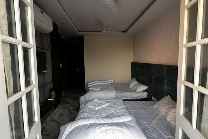 Room 6 of 10