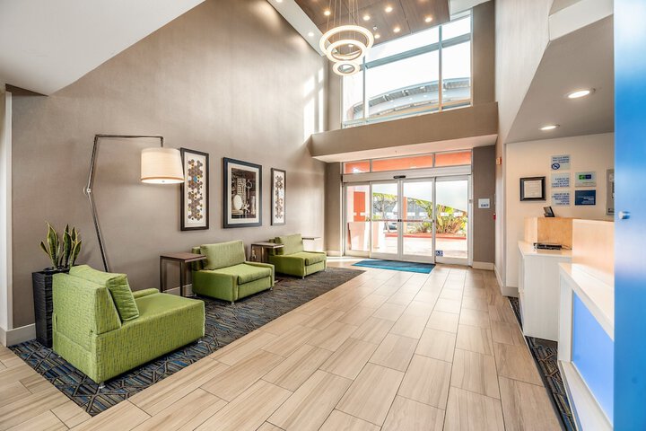 Lobby lounge