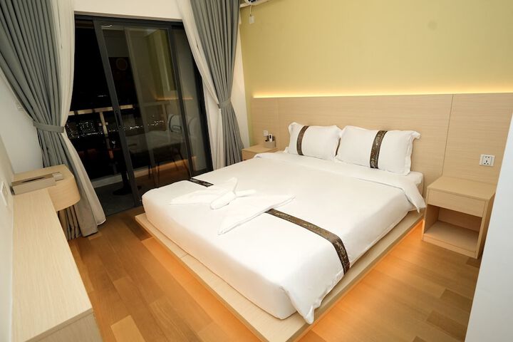 Room 2 of 65