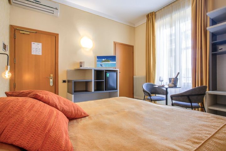 Room 32 of 65