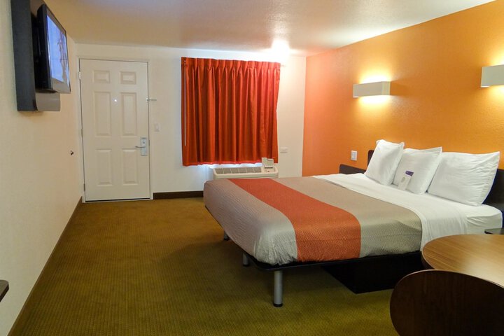 1 King Bed (1 of 10)