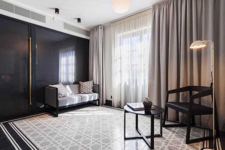 Room 10 of 77