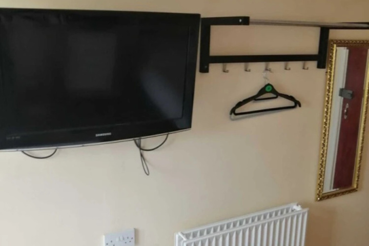 Room 6 of 12