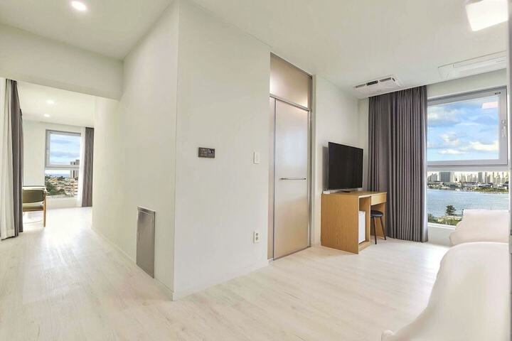 Room 36 of 76