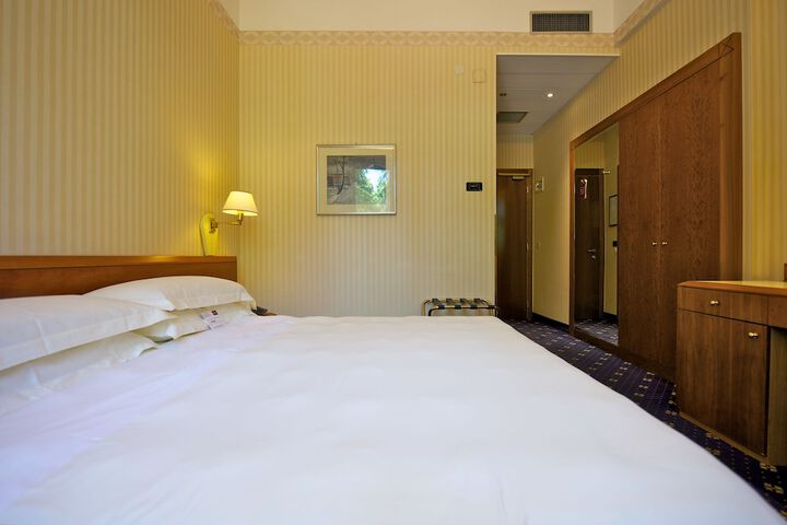Room 5 of 85