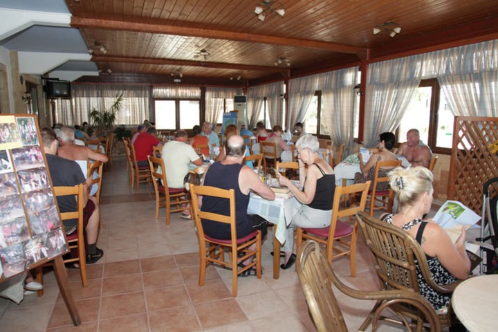 Dining 44 of 104