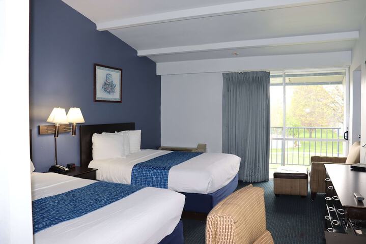 2 Queen Beds (7 of 9)
