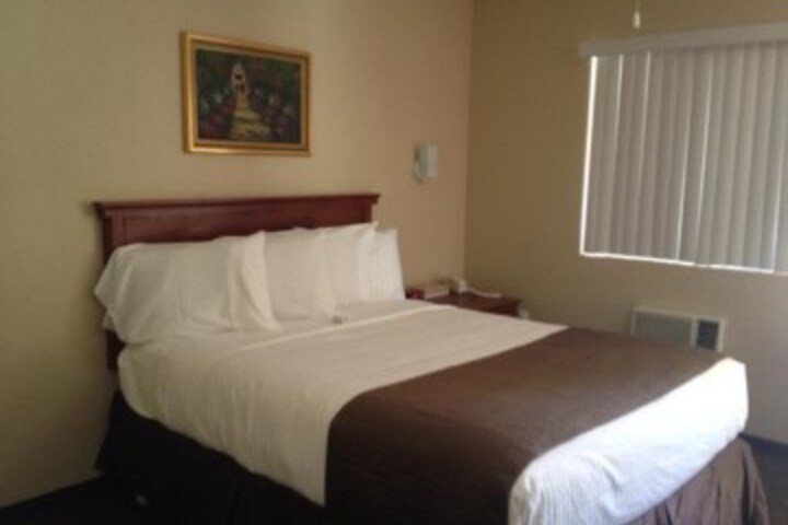 Exterior of Siegel Suites Tolleson