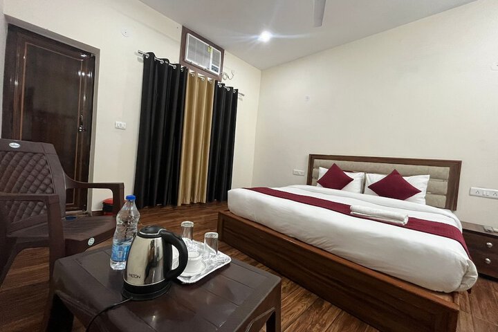 Room 6 of 12